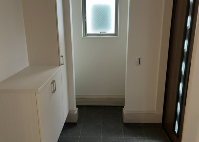 【玄関】 | 玄関は家の顔でもあり、家族以外の目にも止まる場所です。玄関は外との間を仕切る扉、靴などをしまっておく収納スペース、靴脱ぎのたたきスペース、来客とのやり取りをするドアホンなど複数のアイテムからなります。