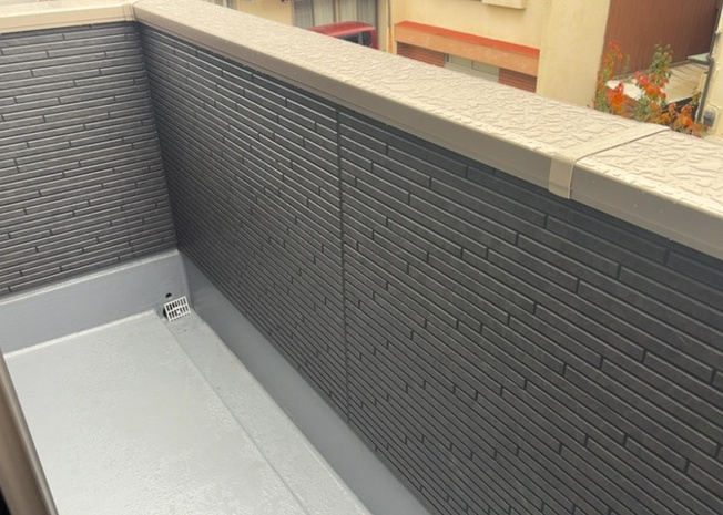 【バルコニー】 | バルコニーは、室外の専用スペースのうち、「屋根がなく開放された空間」であるものを指します。ベランダより広いタイプのものが多く、日当たりもよいため家庭菜園などを楽しみたい人にとって適した環境となります。