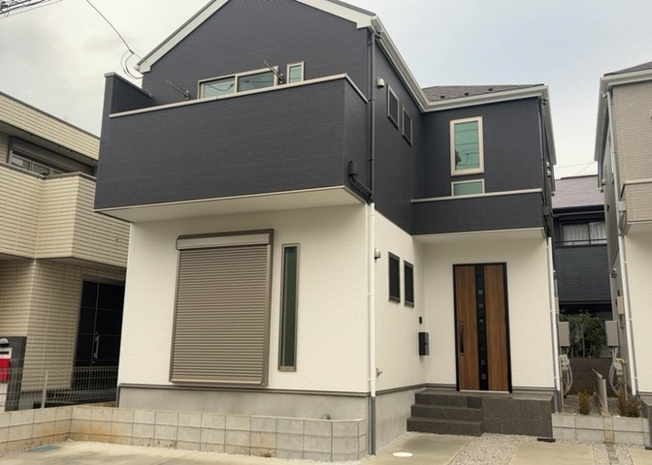 【外観】 | ついに完成致しました！現地をご見学に行く際は、道路の幅や周辺の交通量、施設などをご確認頂くことをおすすめします！物件の流れが早いため、内見をしたい方はお早めに当社営業までお問い合わせ頂きご予約下さい！