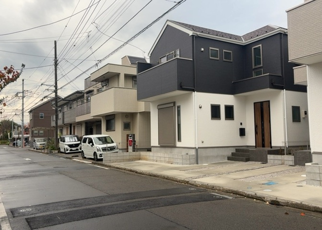 【前面道路含む現地写真】 | 住宅用の土地では前面道路に2m以上接していなければならないと法律で定められています。しかし、お持ちの車のサイズやライフスタイルなどにより、2mでは利便が悪い場合もございますので、事前に確認しましょう。