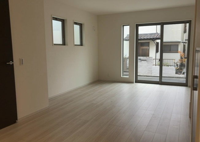 【居間・リビング】 | L型アイランドタイプは、キッチンからダイニングにもリビングにも目が行き届くので、とても使いやすい配置です。L字型独立タイプは、キッチンを独立させてるためLDKというよりもLDといった様なイメージです。