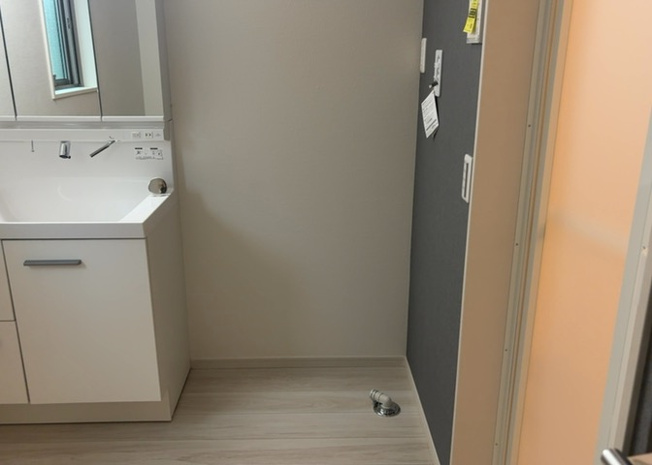 【ランドリースペース】 | ランドリースペースも気になります。洗濯機置場があり「洗う、干す、取り込む、アイロンがけ、たたむ」など、洗濯に関する家事をするための空間です。広さや収納など付帯設備も含めて、詳細は現地でご確認ください。