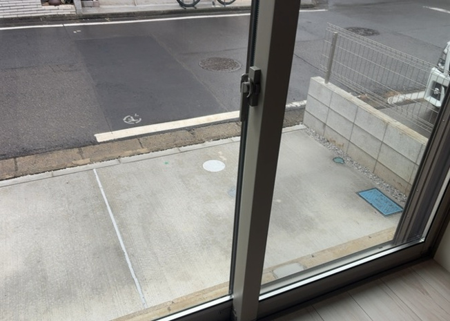 【内装】 | サッシとは、ガラス窓に使用される金属製の窓枠のことです。一般的に住宅建築では、金属製建具工事の段階で備え付けるもので、ガラス類や玄関、バスルームのスチール製のドアなどと同じタイミングで工事を行います。