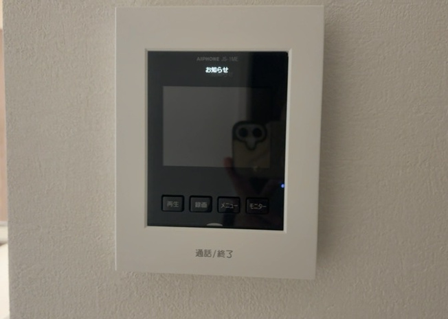 【セキュリティ】 | モニターで来訪者を確認して、目的が分からない場合はインターホンを通じて室内から会話することができます。怪しいと感じた場合はインターホン越しにお帰りいただくことができるので、直接会うことがなく安全です。