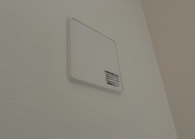 【冷暖房・空調設備】 | 1日中建物内の換気が行われるように設計された仕組みです。気密性の高い住宅は、家に籠った空気でシックハウス症候群になる可能性がありますが、24時間換気システムであれば計画的な換気で対策が可能です。