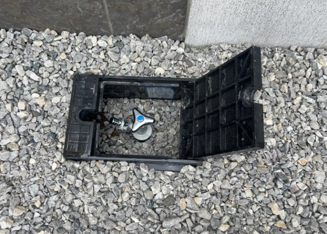 【設備】 | 敷地内には、散水栓や立水栓があります。水道水を直接利用できるため、水を運ぶ手間を省くことが出来ます。大量の水を必要とする洗車作業や清掃などに役立ちます。その他設備とあわせて、現地でご確認ください。