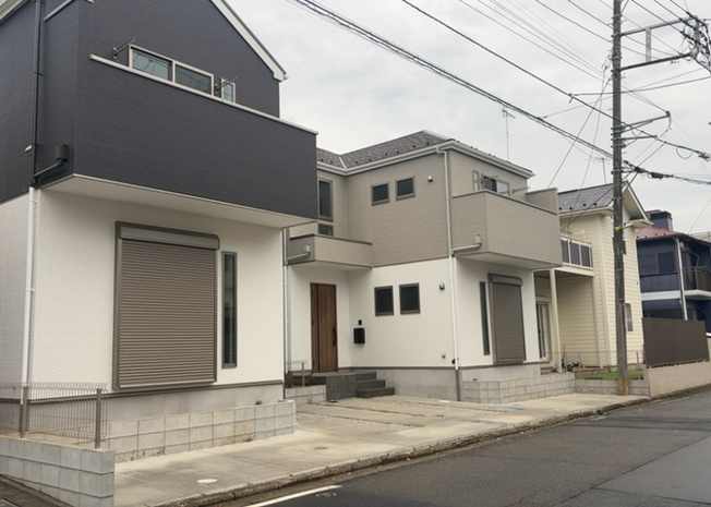 【外観】 | お持ちの車種によっては前面道路が広い方が便利でしょう。しかし、前面道路が広ければその分交通量が多くなるため、騒音などが気になる場合があります。実際に現地を見学し、周辺交通量や騒音などを確認しましょう！