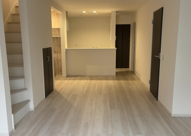 【居間・リビング】 | 直線タイプはLとDKを一直線に並べた形で対面キッチンのタイプです。一般的なのでよく見かけるかもしれません。直線タイプに似た直接アイランドタイプは、キッチンとダイニングの間に壁がない分広く感じられます。