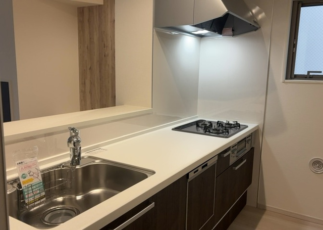 【キッチン】 | 標準的なシステムキッチンの横幅は、165cm～300cm程度です。2100・2400・2550・2700などミリ単位で表記されます。普段どのように料理をするのかを想定しながら合ったサイズを選びましょう