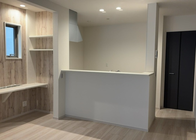 【キッチン】 | DKの物件でも広く見せたい方は、ダイニングスペースを広く使えるように工夫しましょう。低めのダイニングソファを置くと、家具の圧迫感が減り、広く見せることができ、ダイニングをリビングのように使用できます！