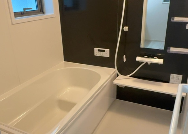 【浴室】 | 入浴時の快適さも大事なことですが、綺麗な状態を維持できなければ気持ちよく入浴できません。毎日の掃除が楽という点は大事なポイントになります！カビが生えにくく掃除がしやすい、壁や浴槽を選ぶといいでしょう。