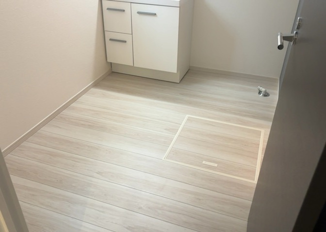 【脱衣所】 | 多くの戸建て住宅で見かける洗面脱衣所は、洗面台と洗濯機が2畳ほどのスペースに並べられていて、洗面所が脱衣所を兼ね備えている間取りが一般的です。お客様が利用することもある、パブリックな空間でもあります。