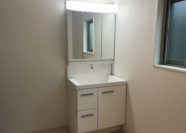 【独立洗面台】 | 洗面化粧台では顔を洗ったり、身だしなみを整えることが本来の使い方ですが、用途によっては洗面化粧台に求められる機能が違ってくるため、ご自身や家族のライフスタイルに合ったものを選ぶことをおすすめ致します。