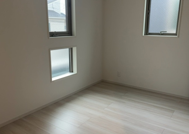 【洋室】 | 洋室のメリットは重い家具が置きやすく、身の回りが整理しやすいことです。 床がフローリングのため畳とは異なり凹みにくいです。 クローゼットなど収納が豊富で、普段使わない旅行カバンや服の整頓も簡単にです。