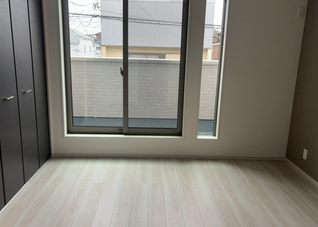 【寝室】 | 寝室でゆっくりと過ごすためにはベッド周りの適度な空間を担保することや窓の位置、照明の明るさ、寝室の広さなどを考える必要があります。自身や家族の構成とライフスタイルに併せて寝室にする部屋を選びましょう！