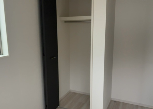 【収納】 | デザイン性を重視しすぎて収納が少なかった！なんてことにならないため、事前に現地で収納の数を確認しておくことをお勧めします。クローゼット以外にも床下収納や屋根裏収納、パントリーなどもチェックしましょう。