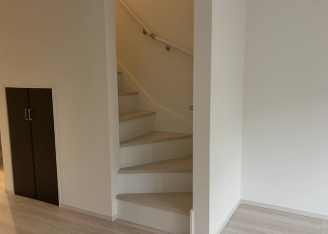 【内装】 | 建物の上下階の通路である階段は、その位置によって動線や室内の印象が大きく左右されます。手摺にも重要な役割があり、転倒の防止・歩行や動作を円滑にして日常生活を支えることを主な目的として設置されています。