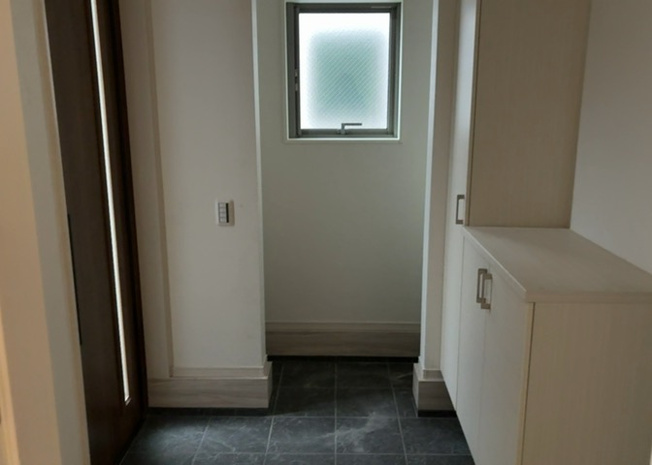 【玄関】 | 玄関は家の顔でもあり、家族以外の目にも止まる場所です。玄関は外との間を仕切る扉、靴などをしまっておく収納スペース、靴脱ぎのたたきスペース、来客とのやり取りをするドアホンなど複数のアイテムからなります。