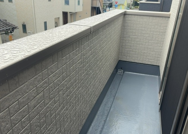 【バルコニー】 | バルコニーは、室外の専用スペースのうち、「屋根がなく開放された空間」であるものを指します。ベランダより広いタイプのものが多く、日当たりもよいため家庭菜園などを楽しみたい人にとって適した環境となります。