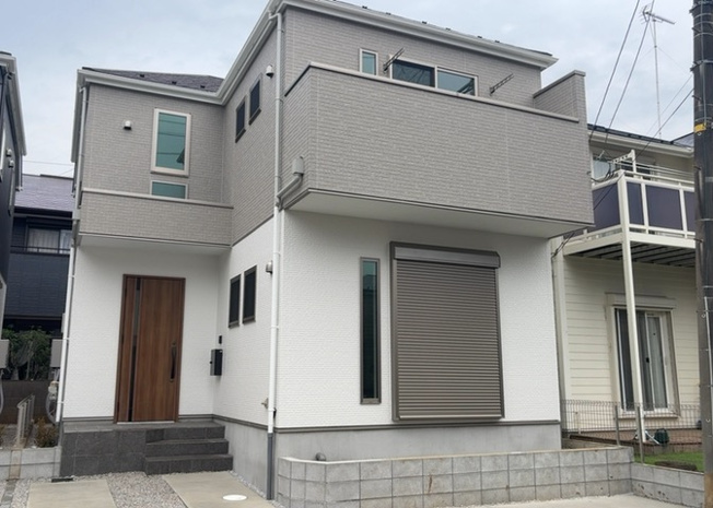 【外観】 | ついに完成致しました！現地をご見学に行く際は、道路の幅や周辺の交通量、施設などをご確認頂くことをおすすめします！物件の流れが早いため、内見をしたい方はお早めに当社営業までお問い合わせ頂きご予約下さい！