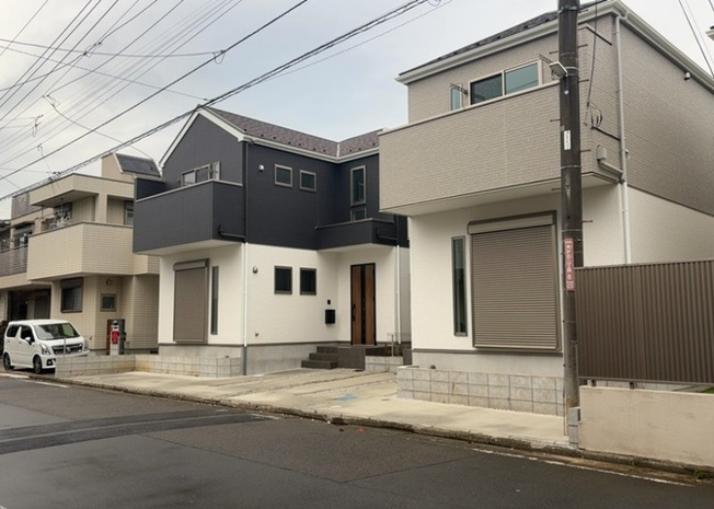 【前面道路含む現地写真】 | 住宅用の土地では前面道路に2m以上接していなければならないと法律で定められています。しかし、お持ちの車のサイズやライフスタイルなどにより、2mでは利便が悪い場合もございますので、事前に確認しましょう。