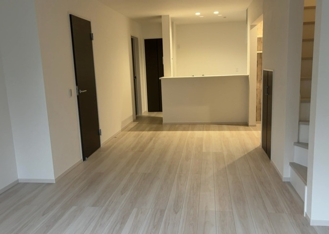 【居間・リビング】 | L型アイランドタイプは、キッチンからダイニングにもリビングにも目が行き届くので、とても使いやすい配置です。L字型独立タイプは、キッチンを独立させてるためLDKというよりもLDといった様なイメージです。