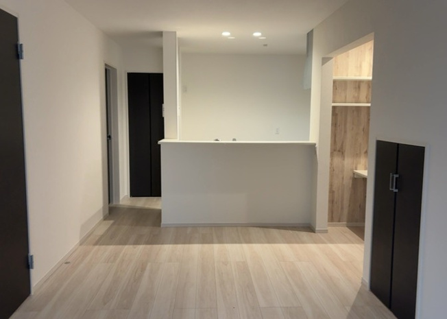 【ダイニング】 | ダイニングは、食事や家族の団らんスペースとしてだけではなく、ほかの用途としても使用することができます。ダイニングテーブルを置き、食事のためのスペースを作ることでリビングとの差別化を図ることができます。