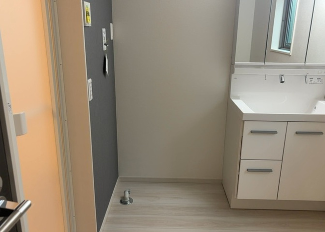 【ランドリースペース】 | ランドリースペースも気になります。洗濯機置場があり「洗う、干す、取り込む、アイロンがけ、たたむ」など、洗濯に関する家事をするための空間です。広さや収納など付帯設備も含めて、詳細は現地でご確認ください。