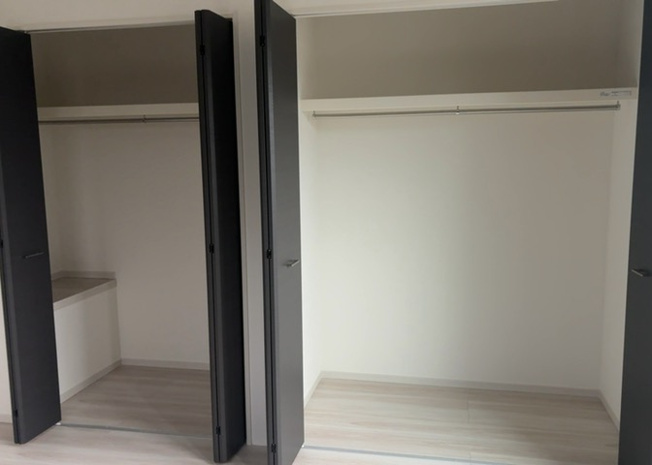 【収納】 | ウォークインクローゼットがあれば、クローゼット内でコーディネートが完成できますし、季節の変わり目に行う衣替えの手間も省けます。また、スーツケースなど大きいものもしまうことができ使い勝手がよいです。