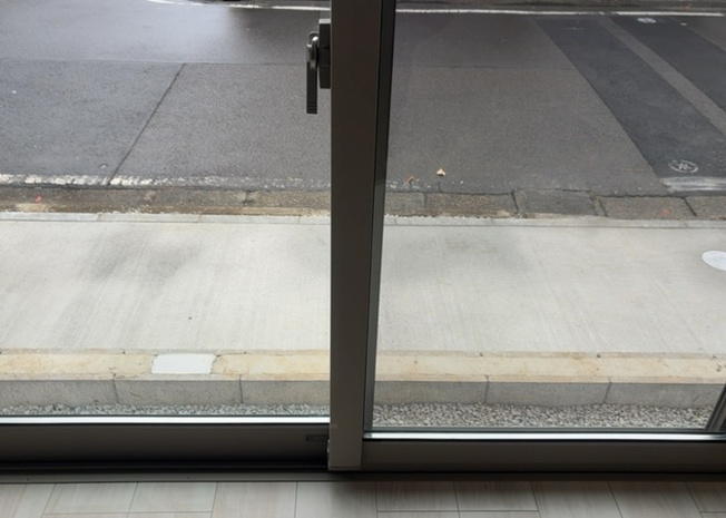 【内装】 | サッシとは、ガラス窓に使用される金属製の窓枠のことです。一般的に住宅建築では、金属製建具工事の段階で備え付けるもので、ガラス類や玄関、バスルームのスチール製のドアなどと同じタイミングで工事を行います。