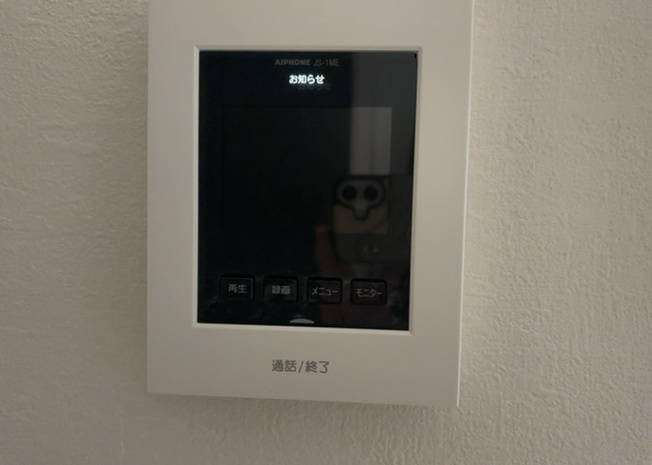 【セキュリティ】 | モニターで来訪者を確認して、目的が分からない場合はインターホンを通じて室内から会話することができます。怪しいと感じた場合はインターホン越しにお帰りいただくことができるので、直接会うことがなく安全です。