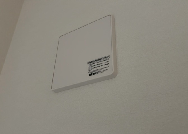 【冷暖房・空調設備】 | 1日中建物内の換気が行われるように設計された仕組みです。気密性の高い住宅は、家に籠った空気でシックハウス症候群になる可能性がありますが、24時間換気システムであれば計画的な換気で対策が可能です。