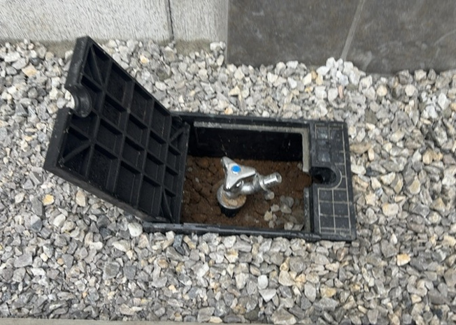 【設備】 | 敷地内には、散水栓や立水栓があります。水道水を直接利用できるため、水を運ぶ手間を省くことが出来ます。大量の水を必要とする洗車作業や清掃などに役立ちます。その他設備とあわせて、現地でご確認ください。