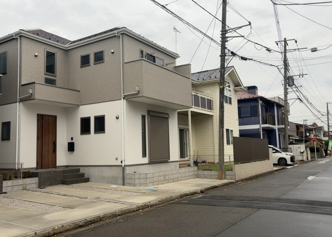 【前面道路含む現地写真】 | お持ちの車種によっては前面道路が広い方が便利でしょう。しかし、前面道路が広ければその分交通量が多くなるため、騒音などが気になる場合があります。実際に現地を見学し、周辺交通量や騒音などを確認しましょう！