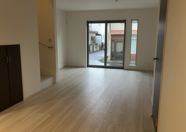 【居間・リビング】 | 直線タイプはLとDKを一直線に並べた形で対面キッチンのタイプです。一般的なのでよく見かけるかもしれません。直線タイプに似た直接アイランドタイプは、キッチンとダイニングの間に壁がない分広く感じられます。