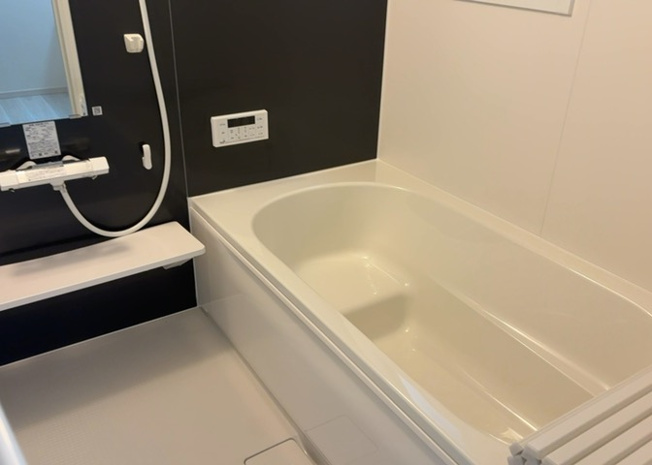 【浴室】 | 入浴時の快適さも大事なことですが、綺麗な状態を維持できなければ気持ちよく入浴できません。毎日の掃除が楽という点は大事なポイントになります！カビが生えにくく掃除がしやすい、壁や浴槽を選ぶといいでしょう。