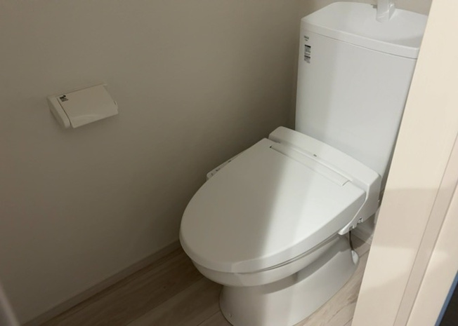 【トイレ】 | トイレは大きさや形、機能、抗菌性などが異なる多種多彩なタイプが各メーカーから出ています。それぞれに良さがあるため、事前にどういったタイプのトイレがいいのかをご家庭内で決めて、内見に行くといいでしょう。