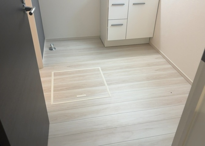 【脱衣所】 | 多くの戸建て住宅で見かける洗面脱衣所は、洗面台と洗濯機が2畳ほどのスペースに並べられていて、洗面所が脱衣所を兼ね備えている間取りが一般的です。お客様が利用することもある、パブリックな空間でもあります。