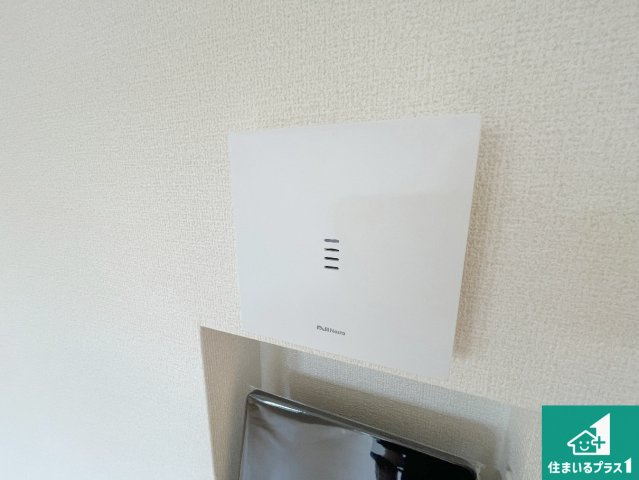 栗東市小平井　第1期　新築一戸建ての防犯設備|24時間録画機能搭載のインターホンで、防犯も来客対応もこれ1台。
訪問者の有無に関わらず玄関前を録画し、家族の安心を守ります。