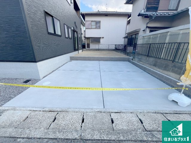 栗東市小平井　第1期　新築一戸建ての駐車場|並列２台駐車可能！ゆとりの駐車スペースで車庫入れもスムーズ！