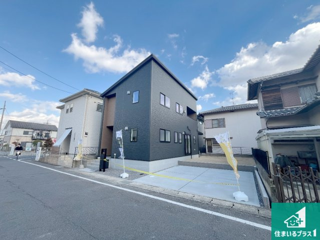 栗東市小平井　第1期　新築一戸建ての前面道路含む現地写真|周辺は閑静な住宅街！前面道路広々で車の出し入れも便利です。駐車が苦手な方でも安心して車庫入れできます！
