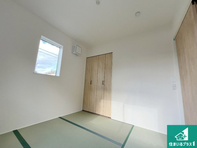栗東市小平井　第1期　新築一戸建ての和室|一室あると便利な和室は客間としてだけでなく、小さなお子様のプレイルームや食後のくつろぎスペースとしてもご利用いただけます。収納もついていますので大活躍間違いなし！