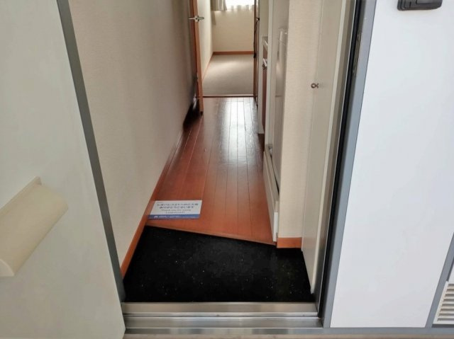 レオパレスツインハイツＢの玄関|落ち着いた玄関です