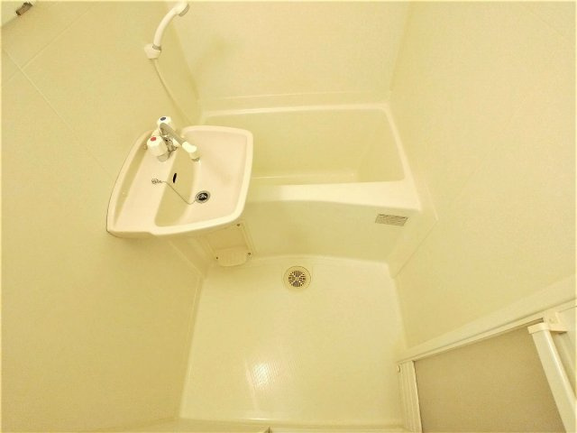 レオパレスウィングトダパークの浴室|コンパクトで使いやすいお風呂です