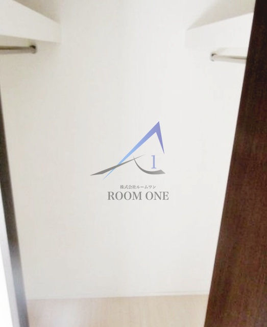 ラシーネ磯子の収納|ウォークインクローゼットです。