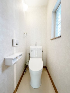【トイレ】 | 世田谷区北烏山8丁目4LDK一戸建て | 1階トイレ。トイレは1階、2階にそれぞれあるので階段での上り下りがなくラクに生活が出来ます