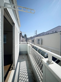 【バルコニー】 | 世田谷区北烏山8丁目4LDK一戸建て | 2階南向きに面したバルコニー。たっぷりと陽当たりを取り込みお洗濯物も良く乾きそうです。