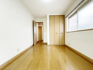 【洋室】 | 世田谷区北烏山8丁目4LDK一戸建て | 1階5.2帖洋室。お庭に面したお部屋です。