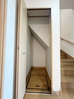 【その他】 | 世田谷区北烏山8丁目4LDK一戸建て | 階段下には収納クローゼットあり。階段には手すりが付いております。