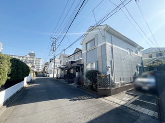 【前面道路含む現地写真】 | 世田谷区北烏山8丁目4LDK一戸建て | 前面道路は広々としておりバックでの駐車もラクラク。交通量も少なく静かな住環境が魅力です。
